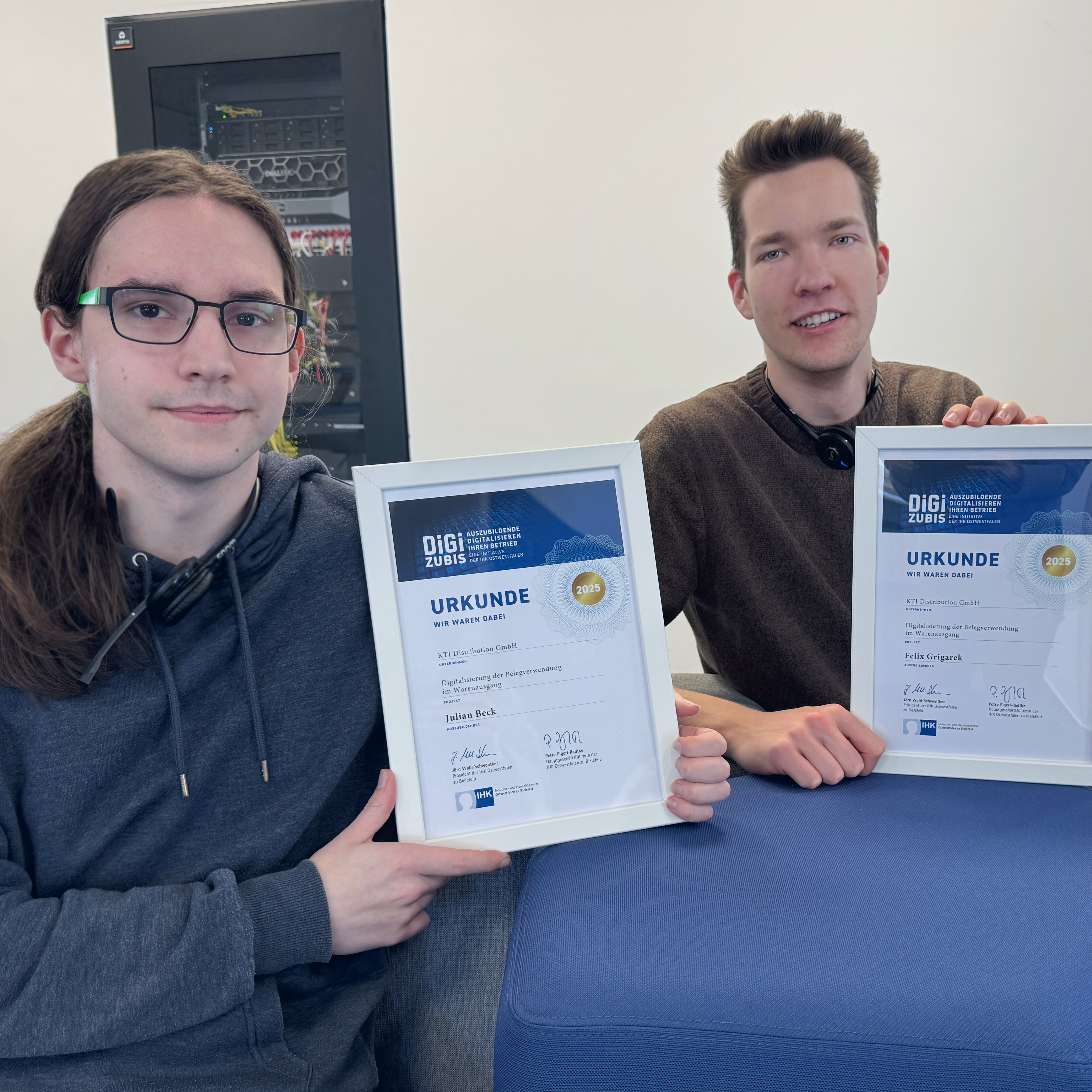 Unsere DigiZubis mit ihren Urkunden