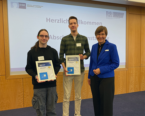 Felix und Julian erhalten ihre Urkunde von der IHK Ostwestfalen zu Bielefeld