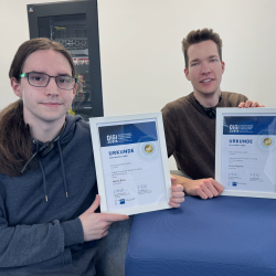 Unsere DigiZubis mit ihren Urkunden