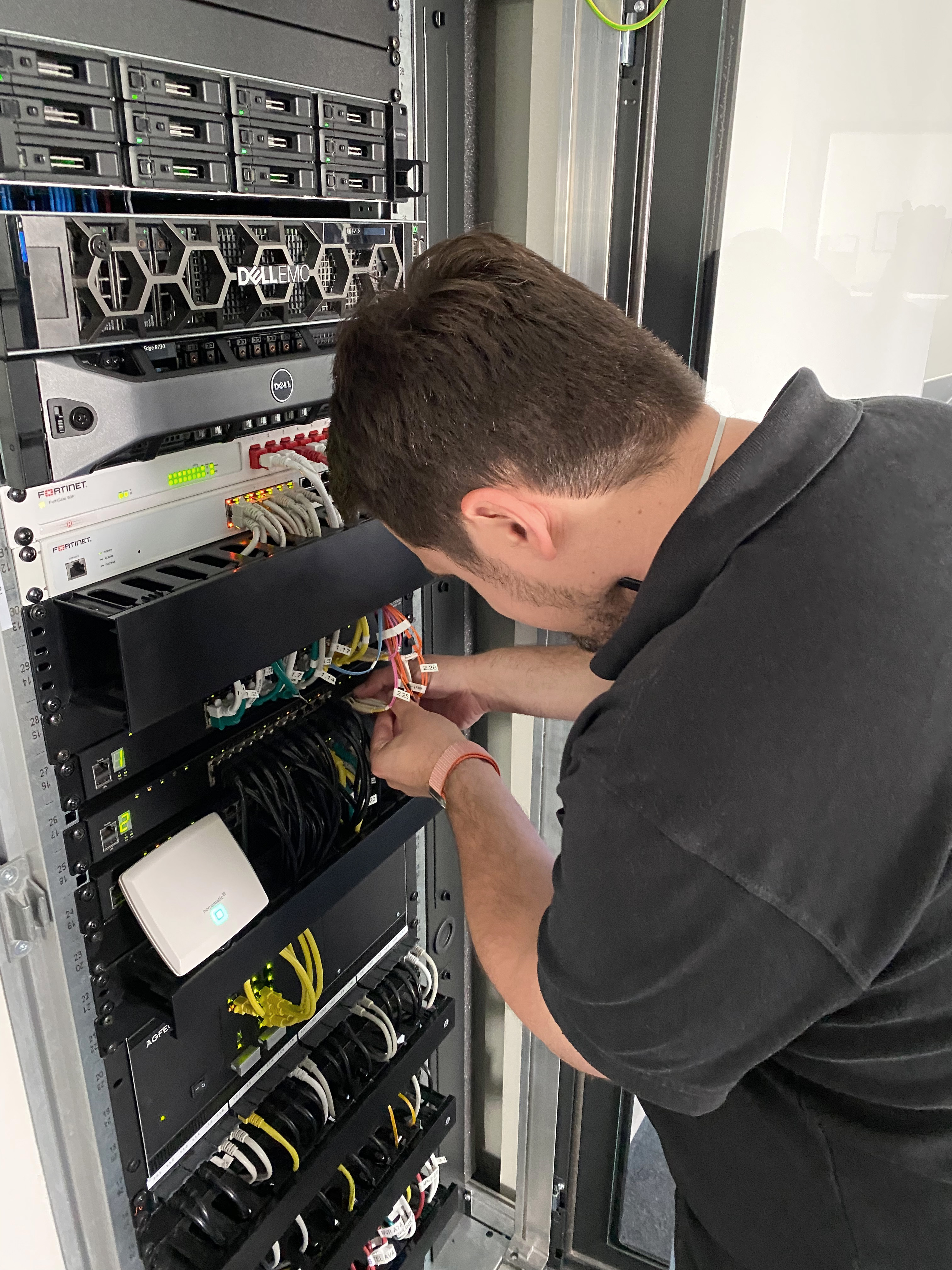 Systemadministrator bei der Arbeit an einem Serverschrank