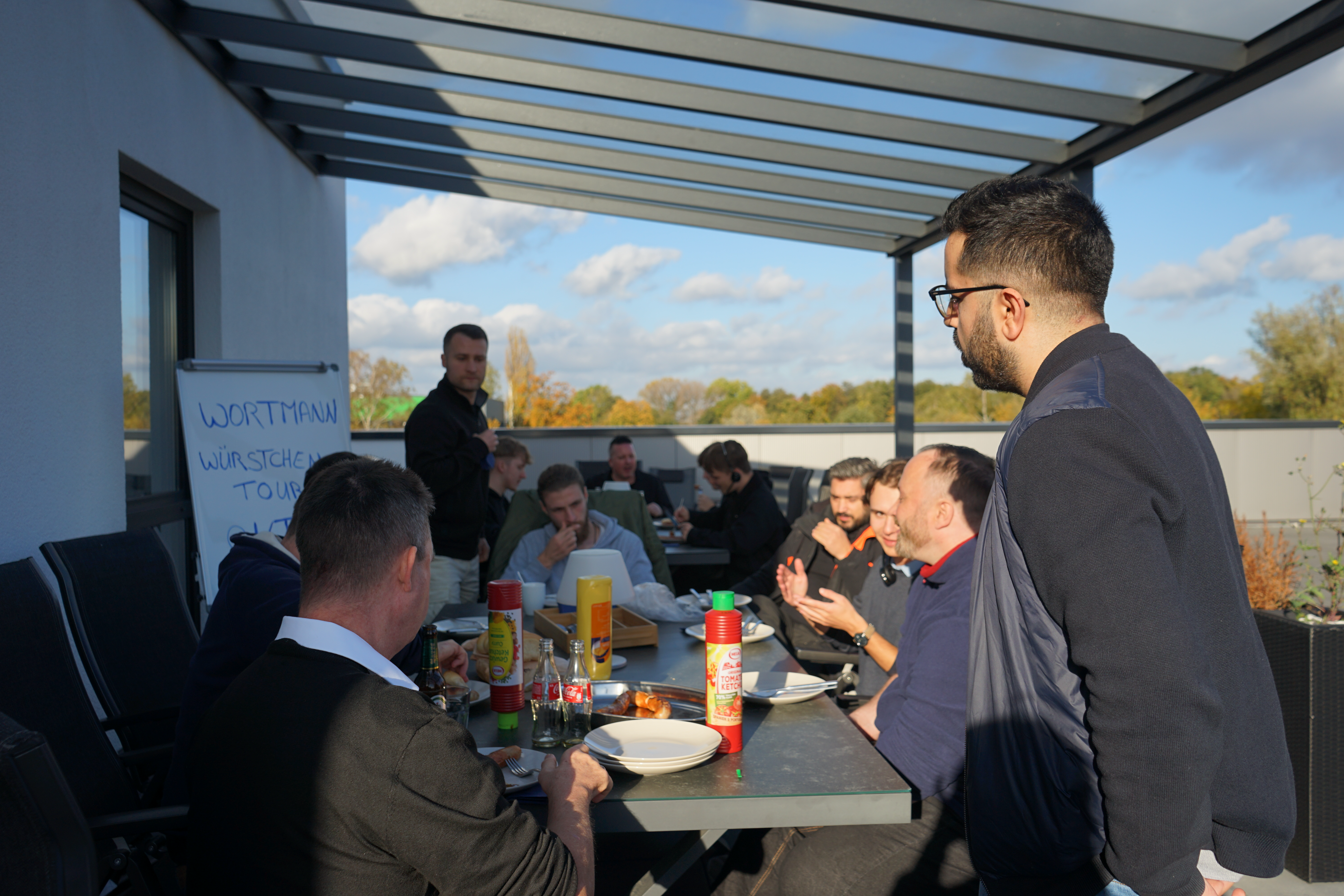 Würstchen essen auf der Dachterrasse